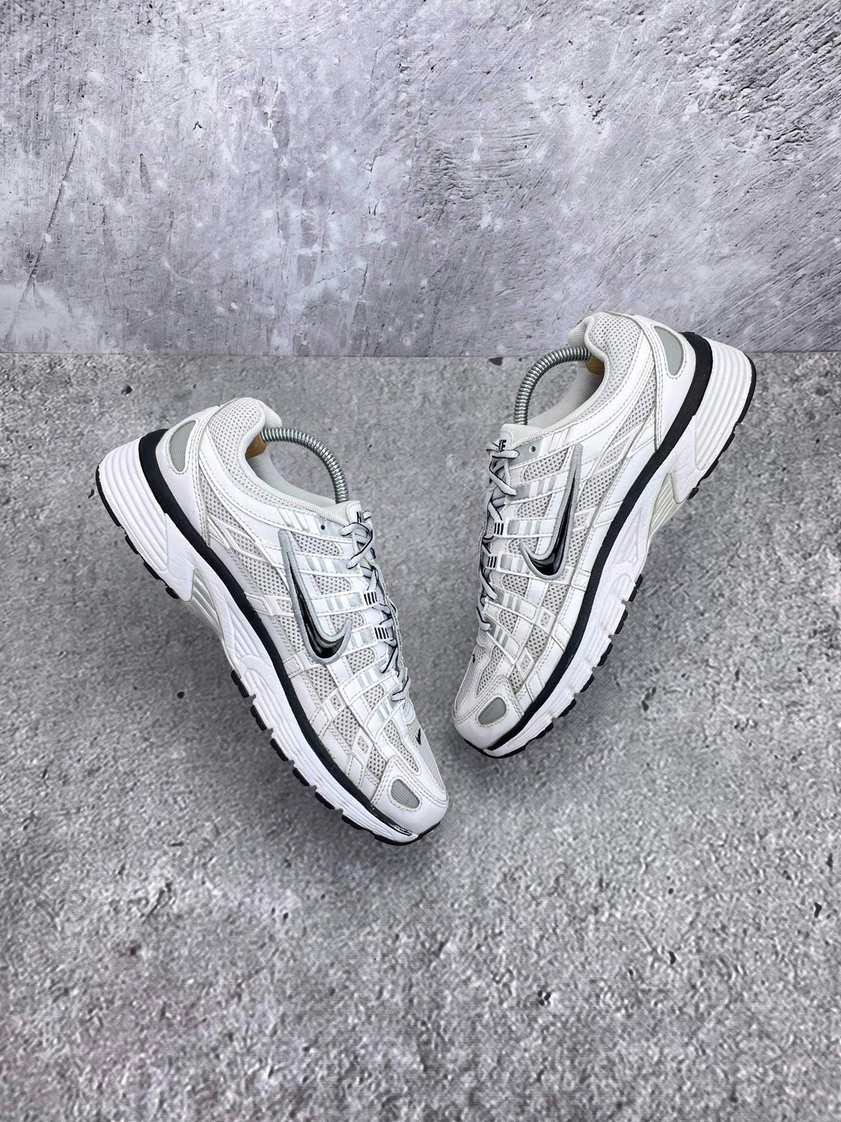 Nike P-6000 P-6000 Metallic Silver — buty sportowe męskie w bardzo dobrym stanie rozmiar 42.5, widok z góry na wewnętrzną stronę butów