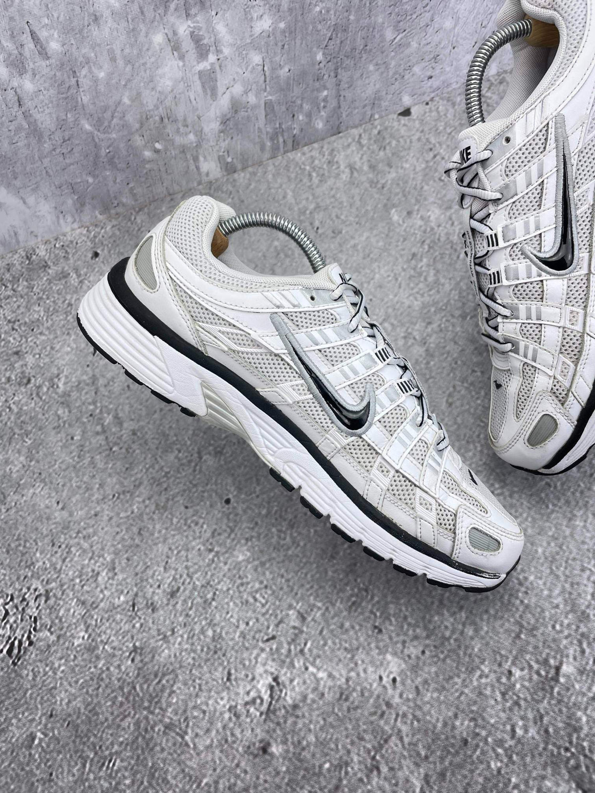 Nike P-6000 P-6000 Metallic Silver — buty sportowe męskie w bardzo dobrym stanie rozmiar 42.5, wewnętrzny panel lewego buta