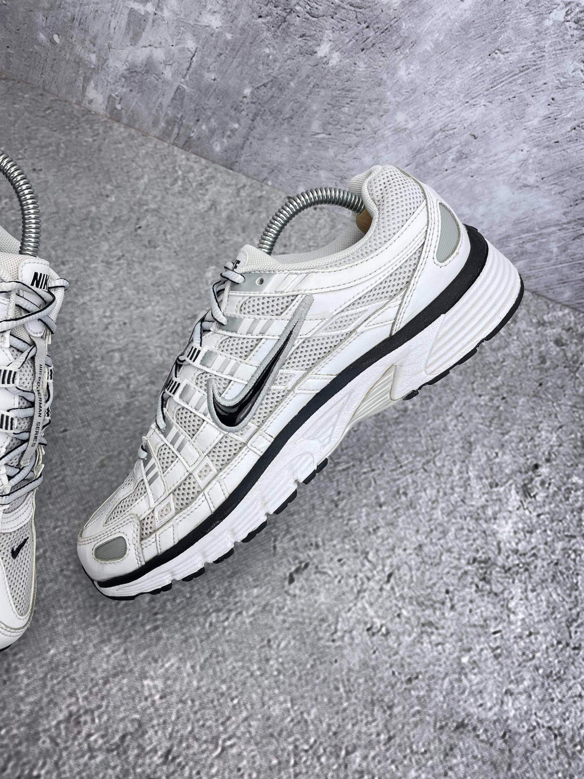 Nike P-6000 P-6000 Metallic Silver — buty sportowe męskie w bardzo dobrym stanie rozmiar 42.5, wewnętrzny panel prawego buta