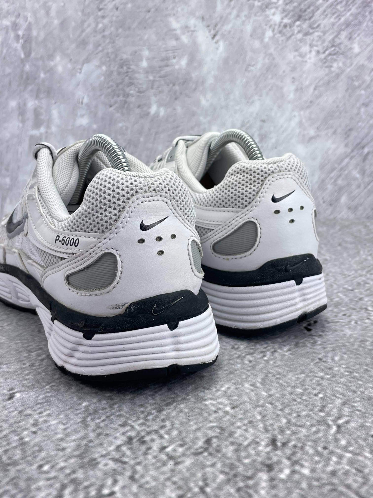 Nike P-6000 P-6000 Metallic Silver — buty sportowe męskie w bardzo dobrym stanie rozmiar 42.5, widok z góry