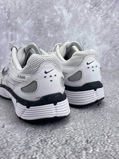 Nike P-6000 P-6000 Metallic Silver — buty sportowe męskie w bardzo dobrym stanie rozmiar 42.5, widok z góry