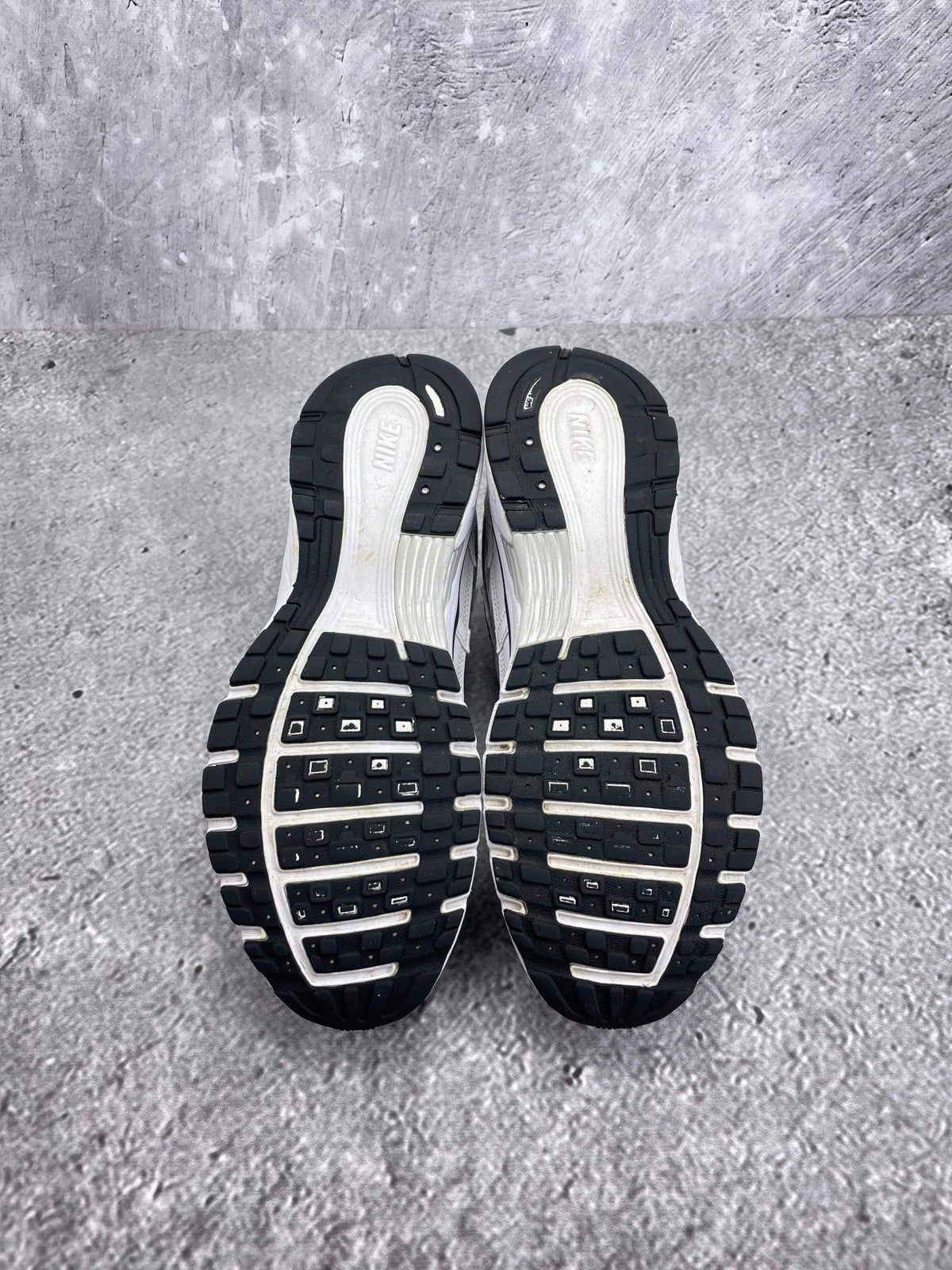 Nike P-6000 P-6000 Metallic Silver — buty sportowe męskie w bardzo dobrym stanie rozmiar 42.5, podeszwa