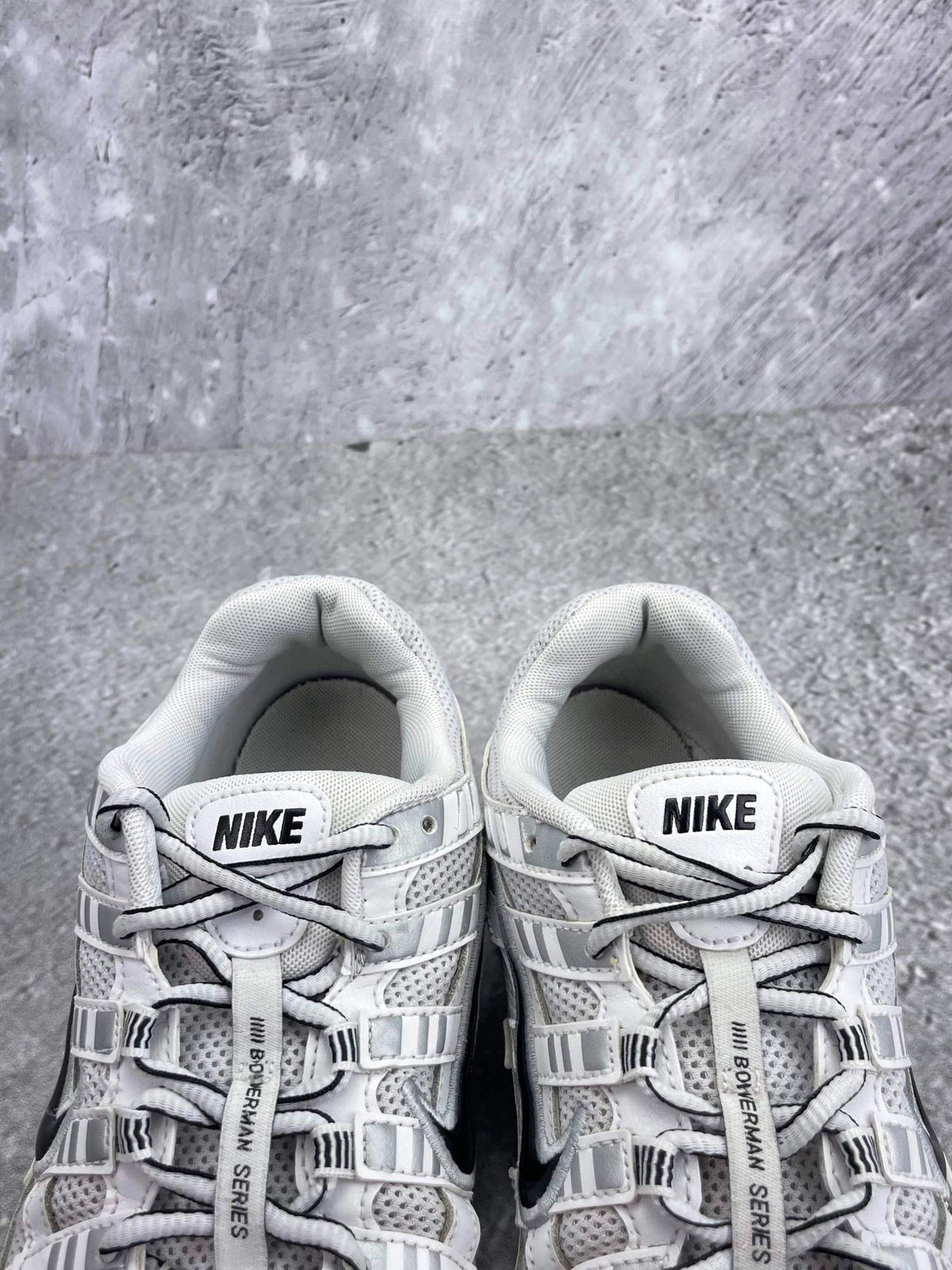 Nike P-6000 P-6000 Metallic Silver — buty sportowe męskie w bardzo dobrym stanie rozmiar 42.5, zapiętki butów