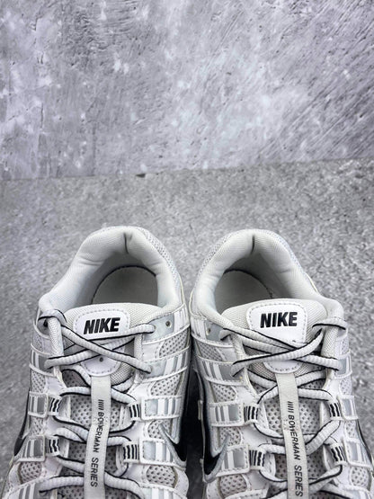 Nike P-6000 P-6000 Metallic Silver — buty sportowe męskie w bardzo dobrym stanie rozmiar 42.5, zapiętki butów