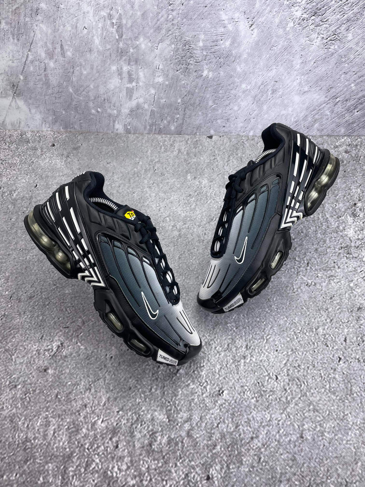 Nike Air Max Plus 3 Black White — buty sportowe męskie w bardzo dobrym stanie rozmiar 42.5, widok z góry na zewnętrzną stronę butów