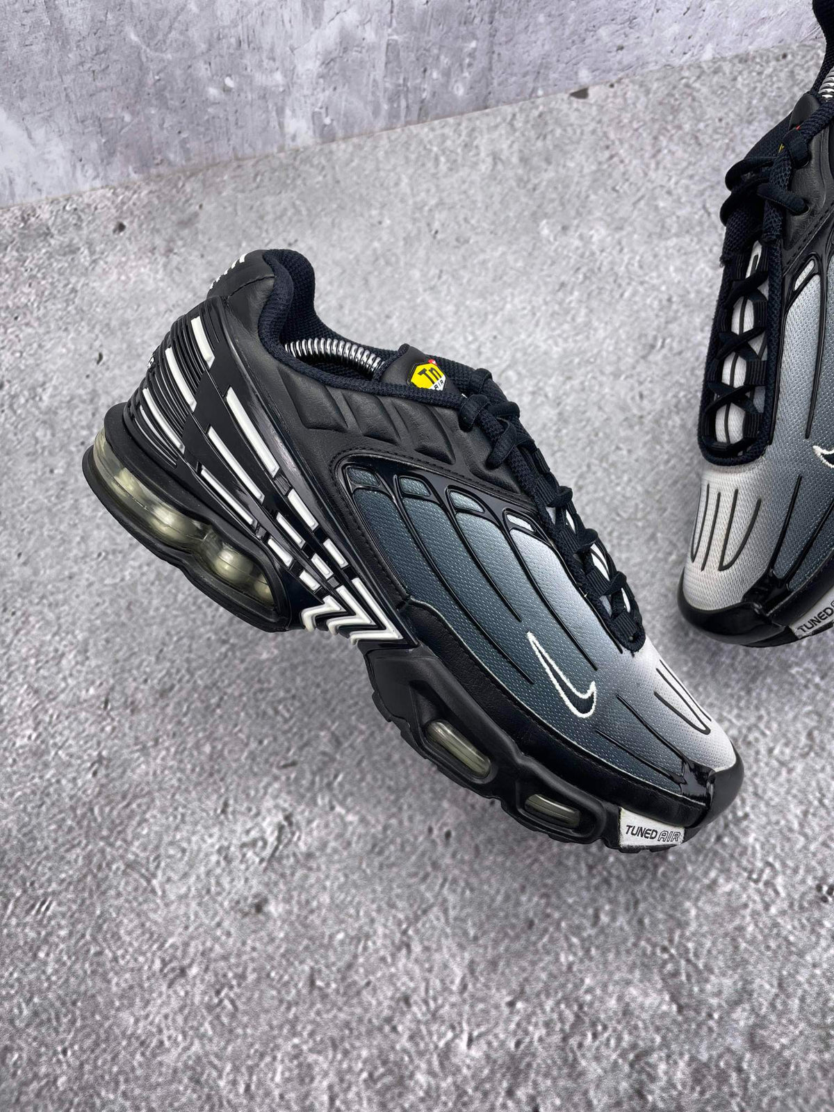 Nike Air Max Plus 3 Black White — buty sportowe męskie w bardzo dobrym stanie rozmiar 42.5, zewnętrzny panel prawego buta