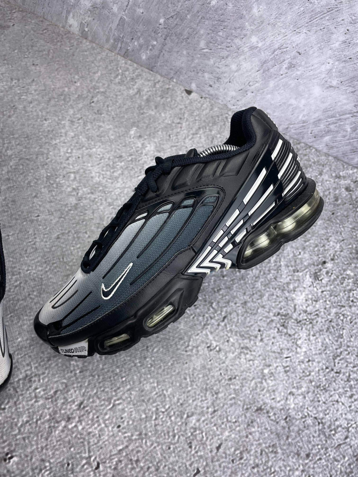 Nike Air Max Plus 3 Black White — buty sportowe męskie w bardzo dobrym stanie rozmiar 42.5, zewnętrzny panel lewego buta