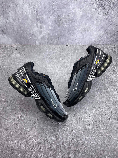 Nike Air Max Plus 3 Black White — buty sportowe męskie w bardzo dobrym stanie rozmiar 42.5, widok z góry na wewnętrzną stronę butów