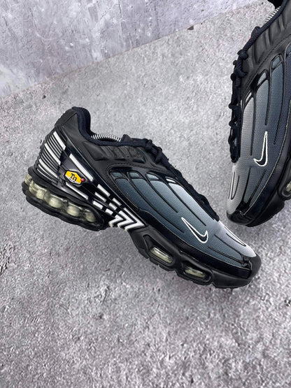 Nike Air Max Plus 3 Black White — buty sportowe męskie w bardzo dobrym stanie rozmiar 42.5, wewnętrzny panel lewego buta