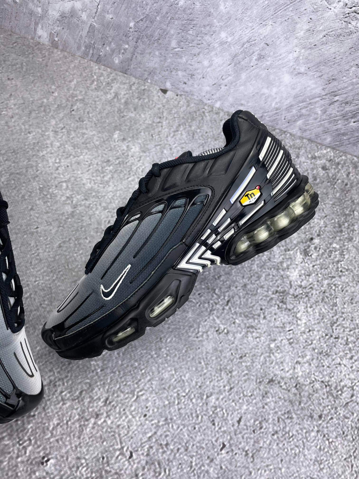 Nike Air Max Plus 3 Black White — buty sportowe męskie w bardzo dobrym stanie rozmiar 42.5, wewnętrzny panel prawego buta