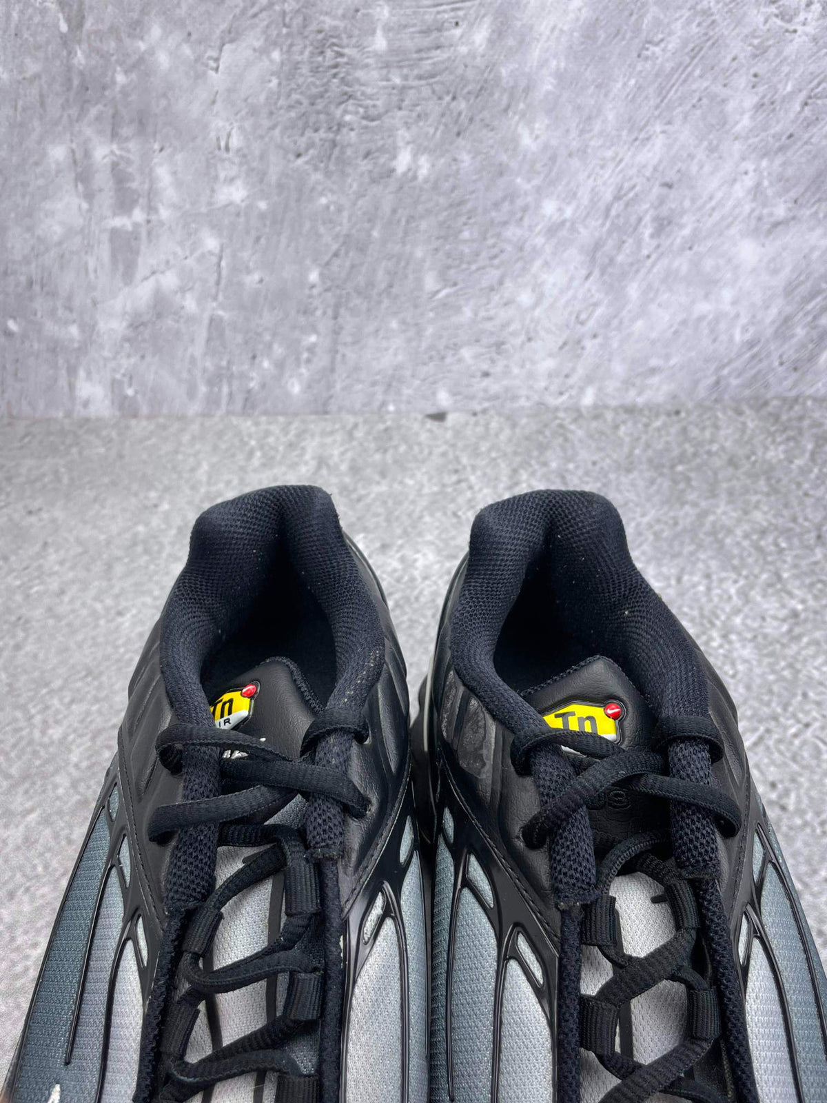 Nike Air Max Plus 3 Black White — buty sportowe męskie w bardzo dobrym stanie rozmiar 42.5, zapiętki butów