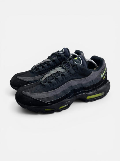 Nike Air Max 95 Black Volt — buty sportowe męskie w bardzo dobrym stanie rozmiar 44, widok z boku