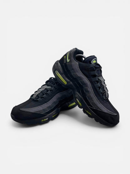 Nike Air Max 95 Black Volt — buty sportowe męskie w bardzo dobrym stanie rozmiar 44, boczny profil
