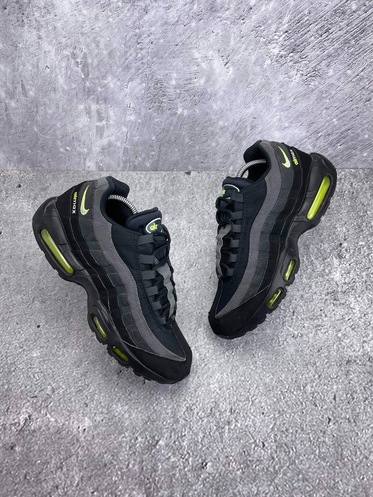 Nike Air Max 95 Black Volt — buty sportowe męskie w bardzo dobrym stanie rozmiar 44, widok z góry na zewnętrzną stronę butów