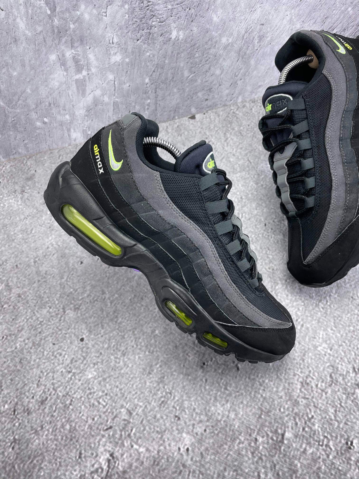 Nike Air Max 95 Black Volt — buty sportowe męskie w bardzo dobrym stanie rozmiar 44, zewnętrzny panel prawego buta