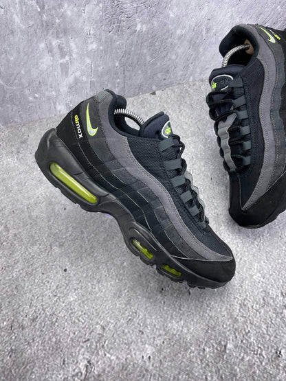 Nike Air Max 95 Black Volt — buty sportowe męskie w bardzo dobrym stanie rozmiar 44, zewnętrzny panel prawego buta