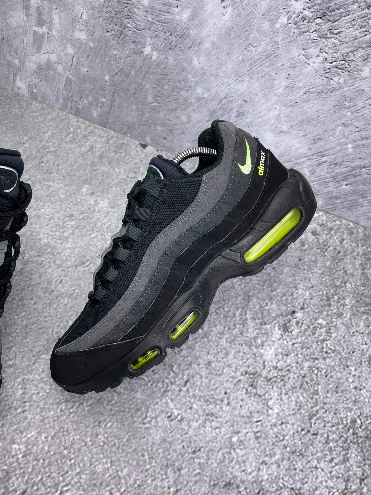 Nike Air Max 95 Black Volt — buty sportowe męskie w bardzo dobrym stanie rozmiar 44, zewnętrzny panel lewego buta
