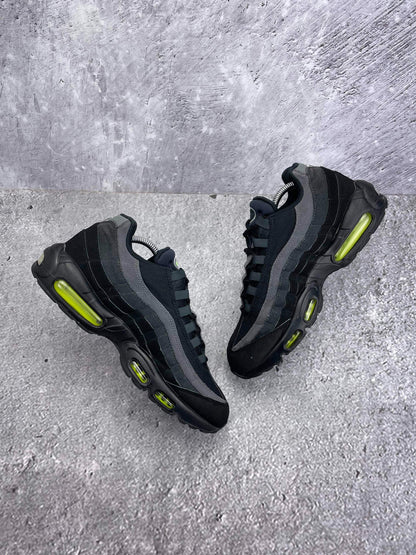 Nike Air Max 95 Black Volt — buty sportowe męskie w bardzo dobrym stanie rozmiar 44, widok z góry na wewnętrzną stronę butów