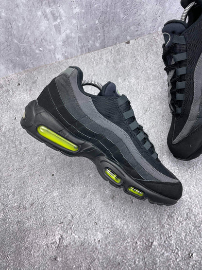 Nike Air Max 95 Black Volt — buty sportowe męskie w bardzo dobrym stanie rozmiar 44, wewnętrzny panel lewego buta