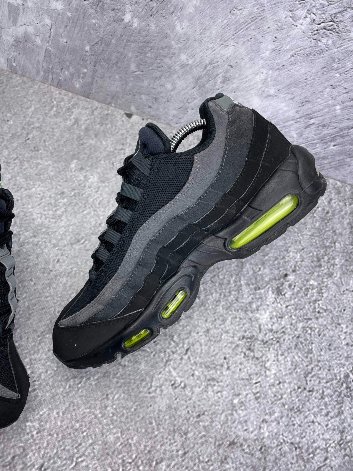 Nike Air Max 95 Black Volt — buty sportowe męskie w bardzo dobrym stanie rozmiar 44, wewnętrzny panel prawego buta