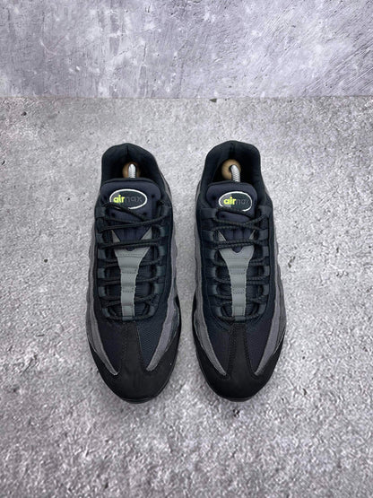 Nike Air Max 95 Black Volt — buty sportowe męskie w bardzo dobrym stanie rozmiar 44, widok z góry