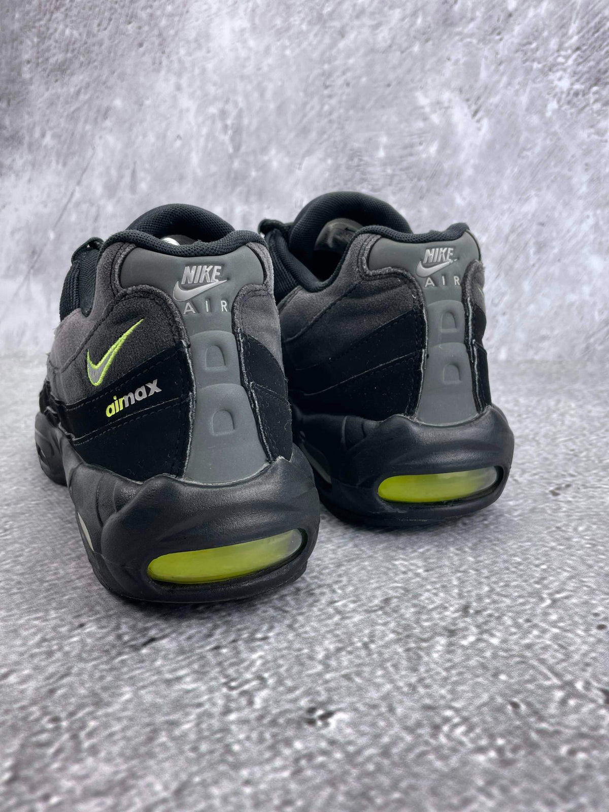 Nike Air Max 95 Black Volt — buty sportowe męskie w bardzo dobrym stanie rozmiar 44, widok z tyłu