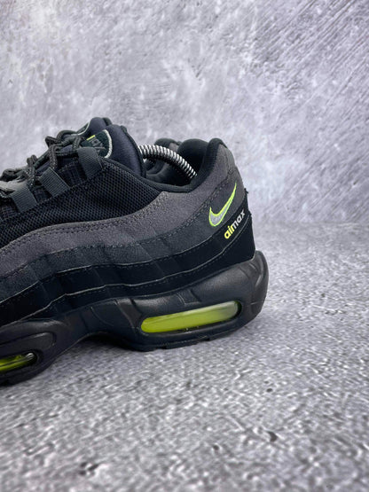 Nike Air Max 95 Black Volt — buty sportowe męskie w bardzo dobrym stanie rozmiar 44, zapiętki butów