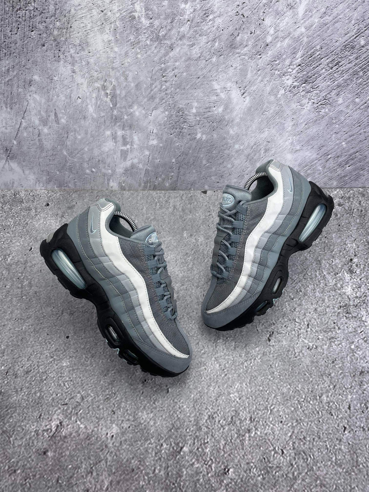 Nike Air Max 95 Cool Grey Psychic Blue — buty sportowe damskie w bardzo dobrym stanie rozmiar 40, widok z góry na zewnętrzną stronę butów