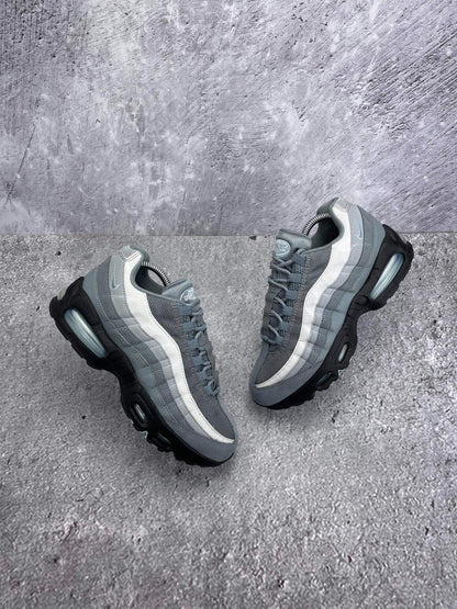 Nike Air Max 95 Cool Grey Psychic Blue — buty sportowe damskie w bardzo dobrym stanie rozmiar 40, widok z góry na zewnętrzną stronę butów
