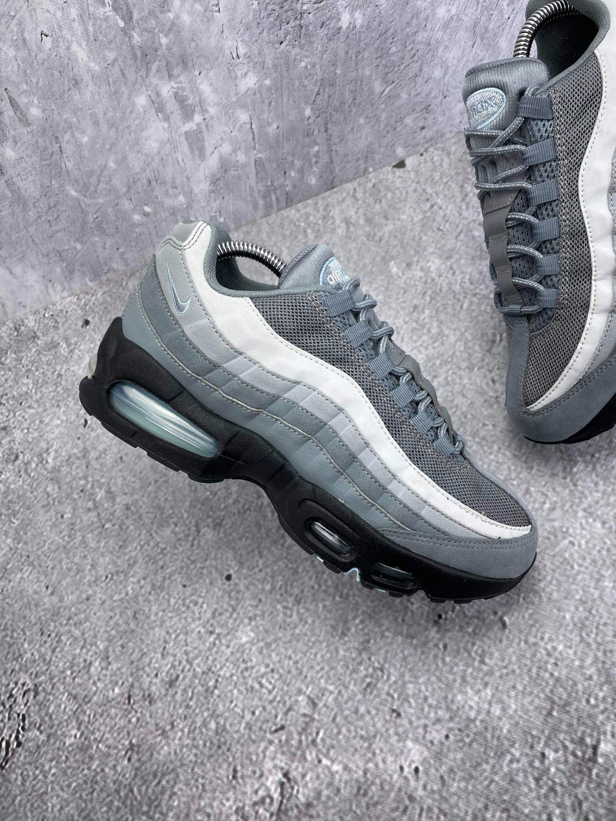 Nike Air Max 95 Cool Grey Psychic Blue — buty sportowe damskie w bardzo dobrym stanie rozmiar 40, zewnętrzny panel prawego buta