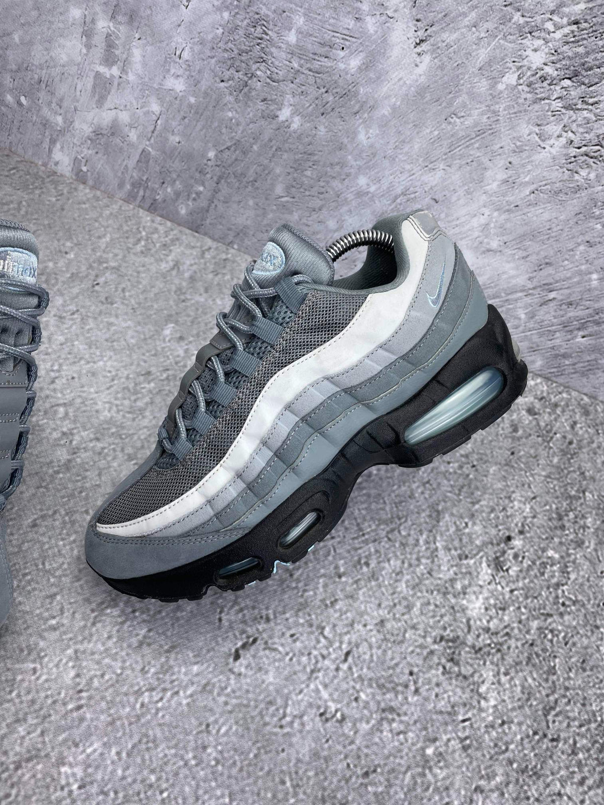 Nike Air Max 95 Cool Grey Psychic Blue — buty sportowe damskie w bardzo dobrym stanie rozmiar 40, zewnętrzny panel lewego buta