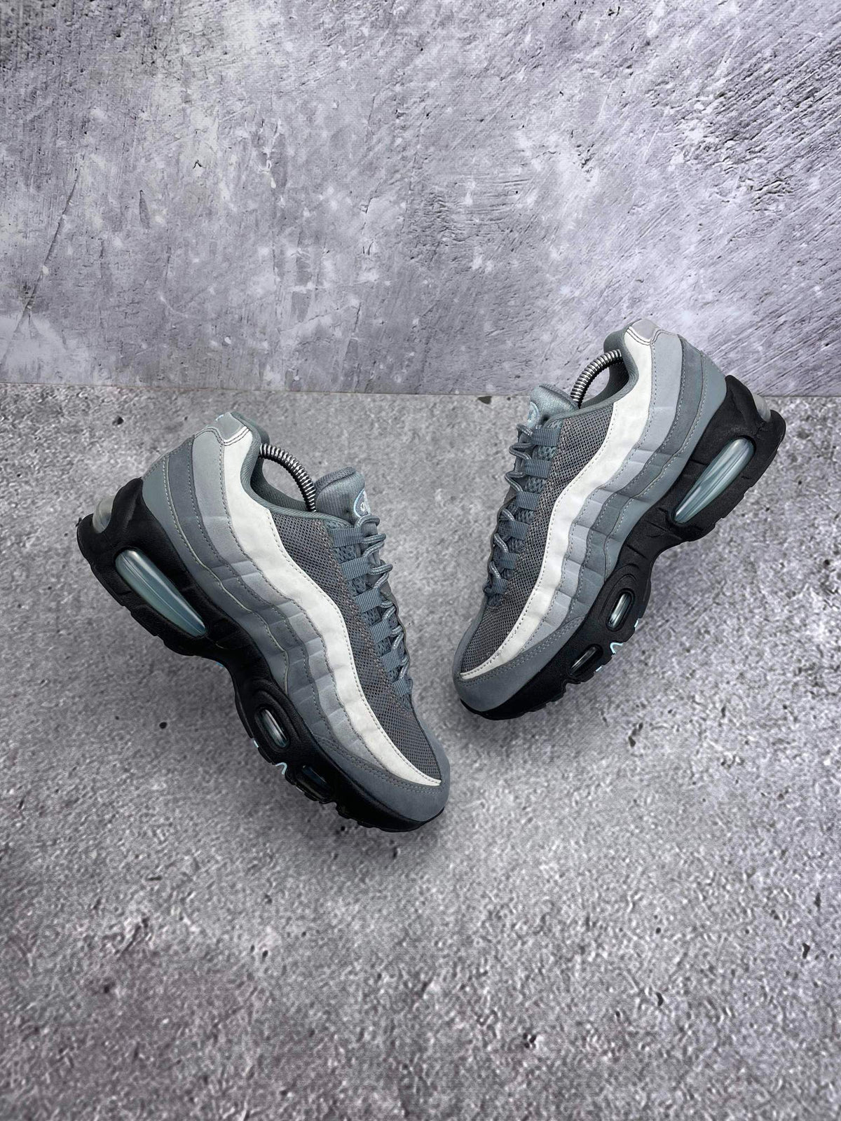 Nike Air Max 95 Cool Grey Psychic Blue — buty sportowe damskie w bardzo dobrym stanie rozmiar 40, widok z góry na wewnętrzną stronę butów