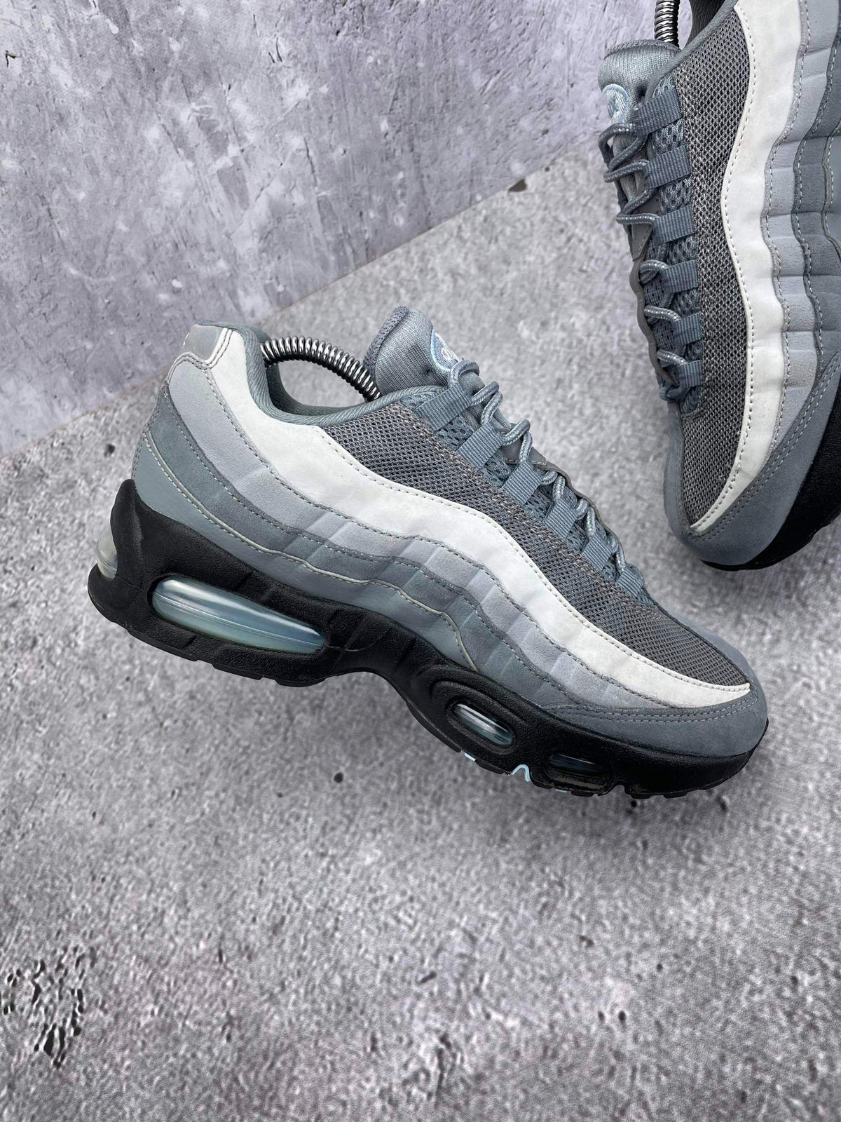 Nike Air Max 95 Cool Grey Psychic Blue — buty sportowe damskie w bardzo dobrym stanie rozmiar 40, wewnętrzny panel lewego buta
