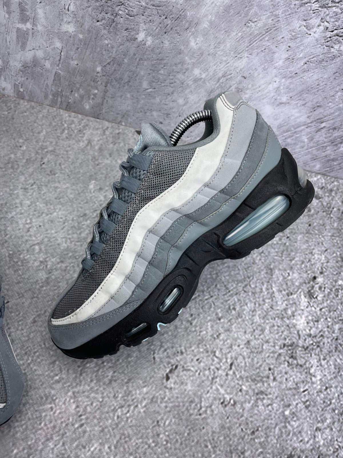 Nike Air Max 95 Cool Grey Psychic Blue — buty sportowe damskie w bardzo dobrym stanie rozmiar 40, wewnętrzny panel prawego buta