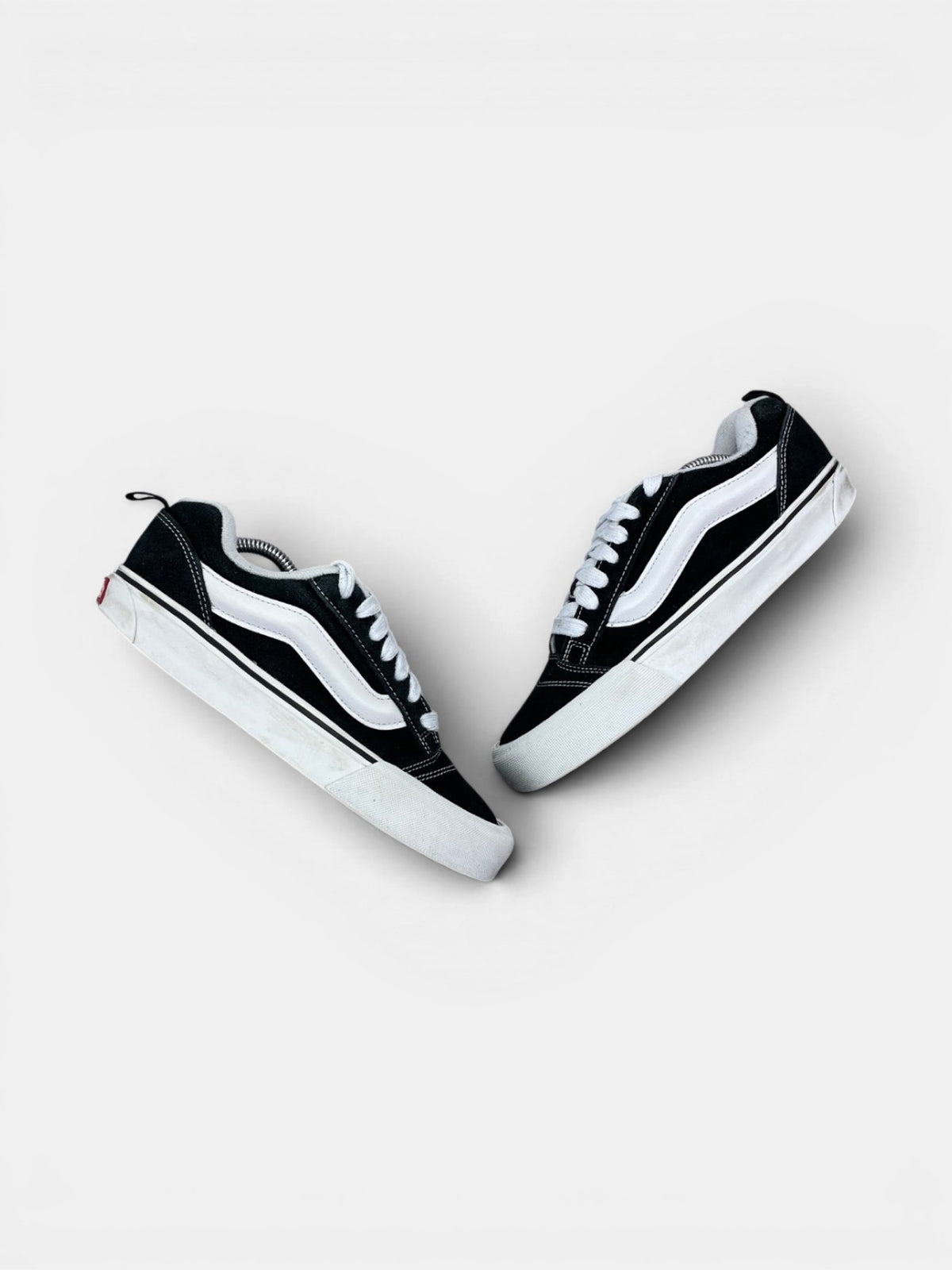 Vans Old Skool Platform — buty sportowe damskie w bardzo dobrym stanie rozmiar 39, widok z góry na zewnętrzną stronę butów