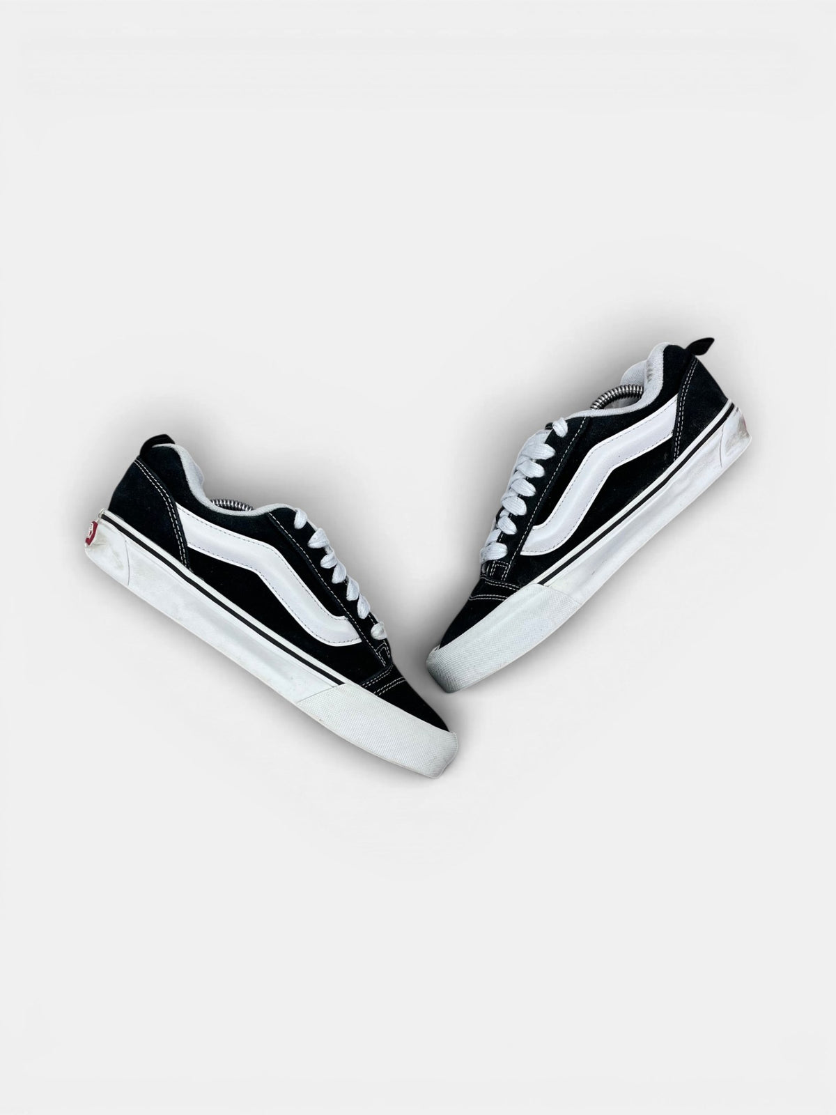 Vans Old Skool Platform — buty sportowe damskie w bardzo dobrym stanie rozmiar 39, zewnętrzny panel prawego buta