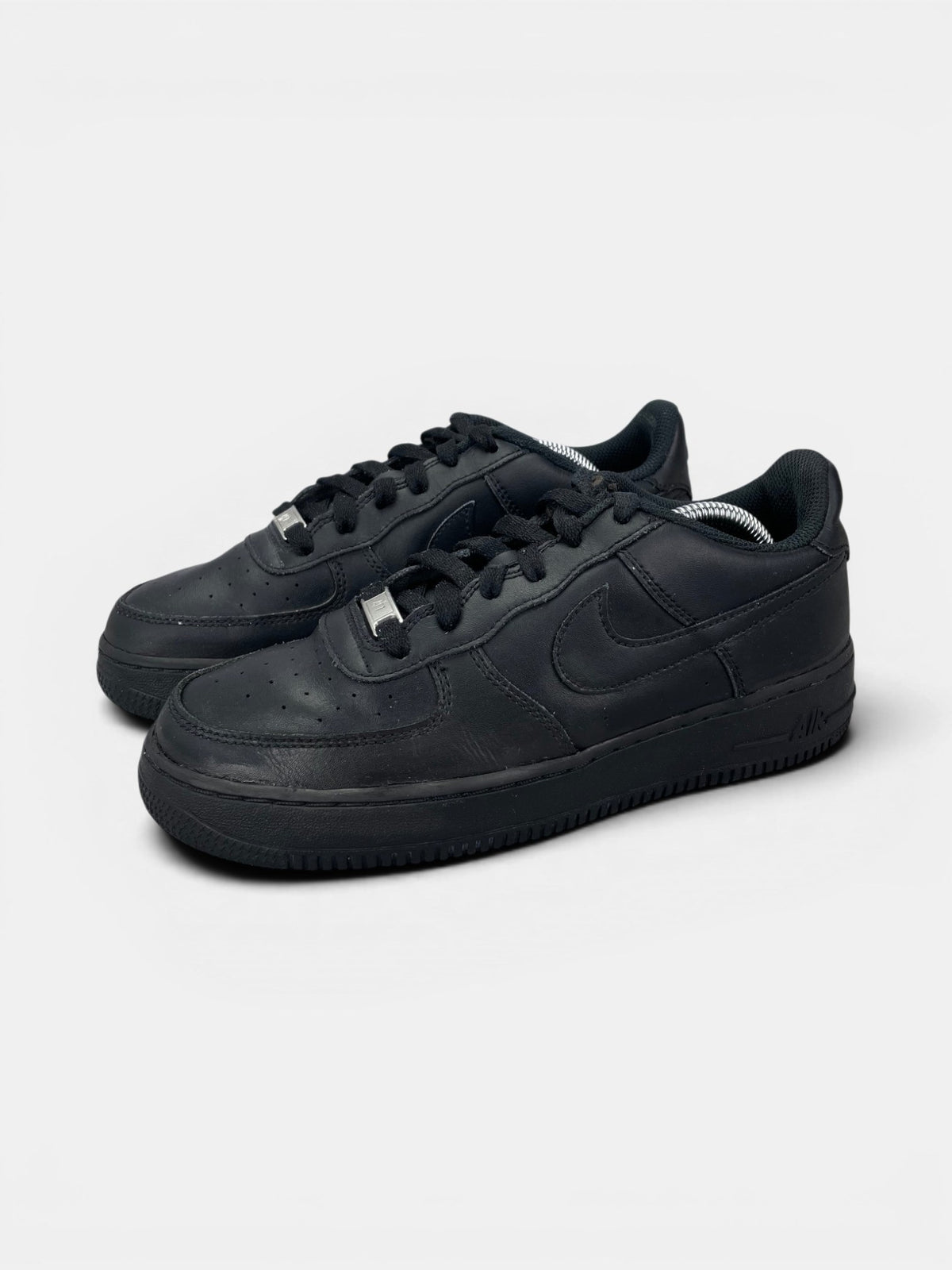 Nike Air Force 1 Low Triple Black — buty sportowe męskie w bardzo dobrym stanie rozmiar 40, widok z boku