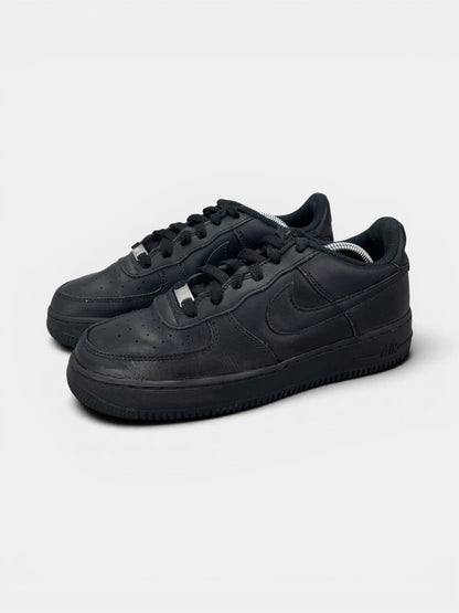 Nike Air Force 1 Low Triple Black — buty sportowe męskie w bardzo dobrym stanie rozmiar 40, widok z boku