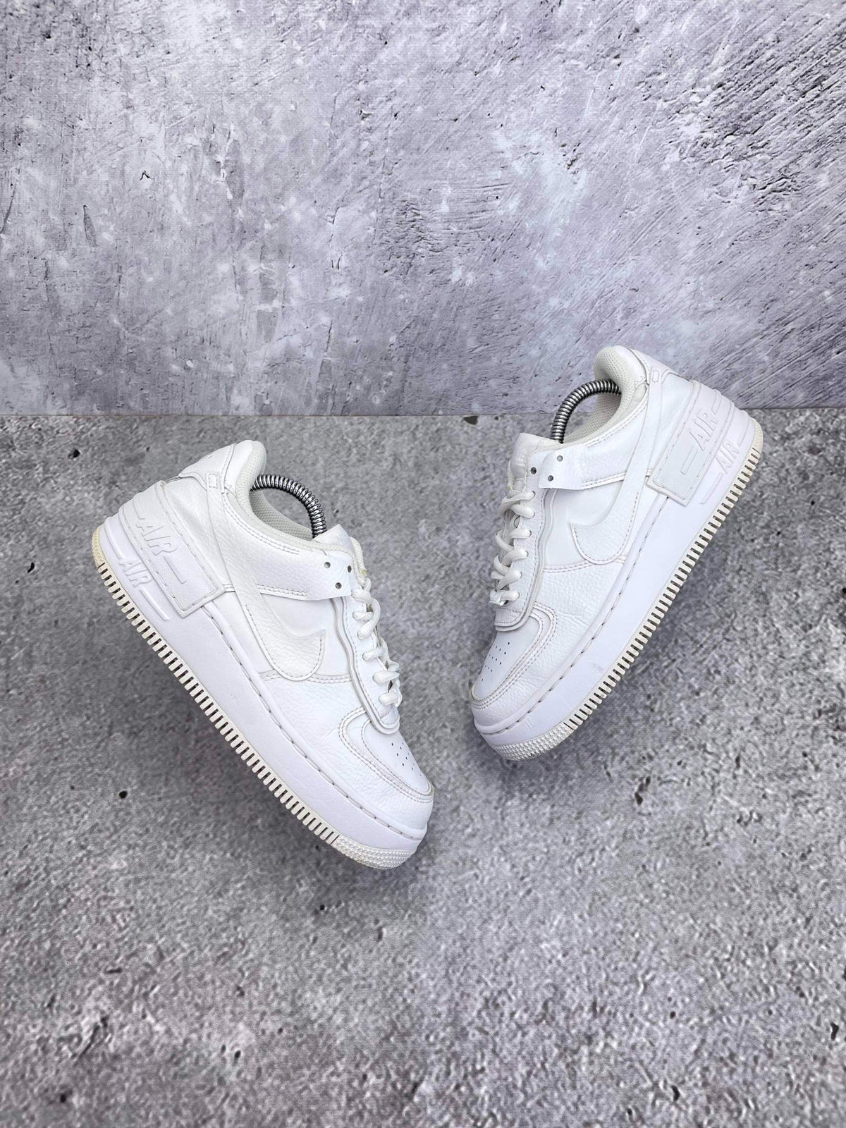 Nike Air Force 1 Shadow Triple White — buty sportowe damskie w bardzo dobrym stanie rozmiar 36.5, widok z góry na zewnętrzną stronę butów
