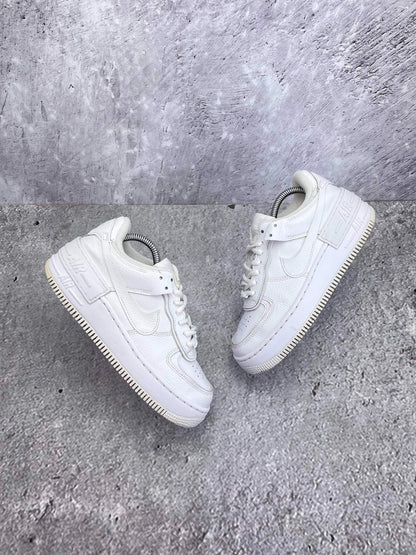 Nike Air Force 1 Shadow Triple White — buty sportowe damskie w bardzo dobrym stanie rozmiar 36.5, widok z góry na zewnętrzną stronę butów
