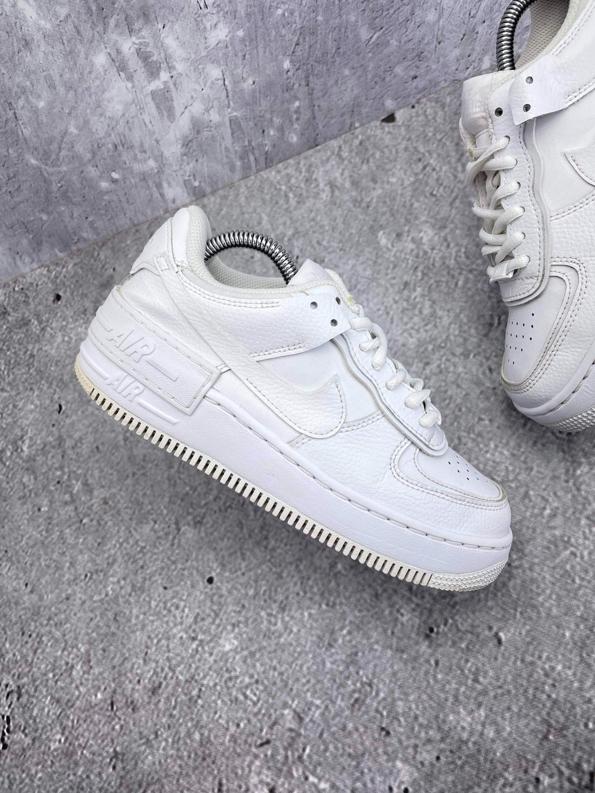 Nike Air Force 1 Shadow Triple White — buty sportowe damskie w bardzo dobrym stanie rozmiar 36.5, zewnętrzny panel prawego buta
