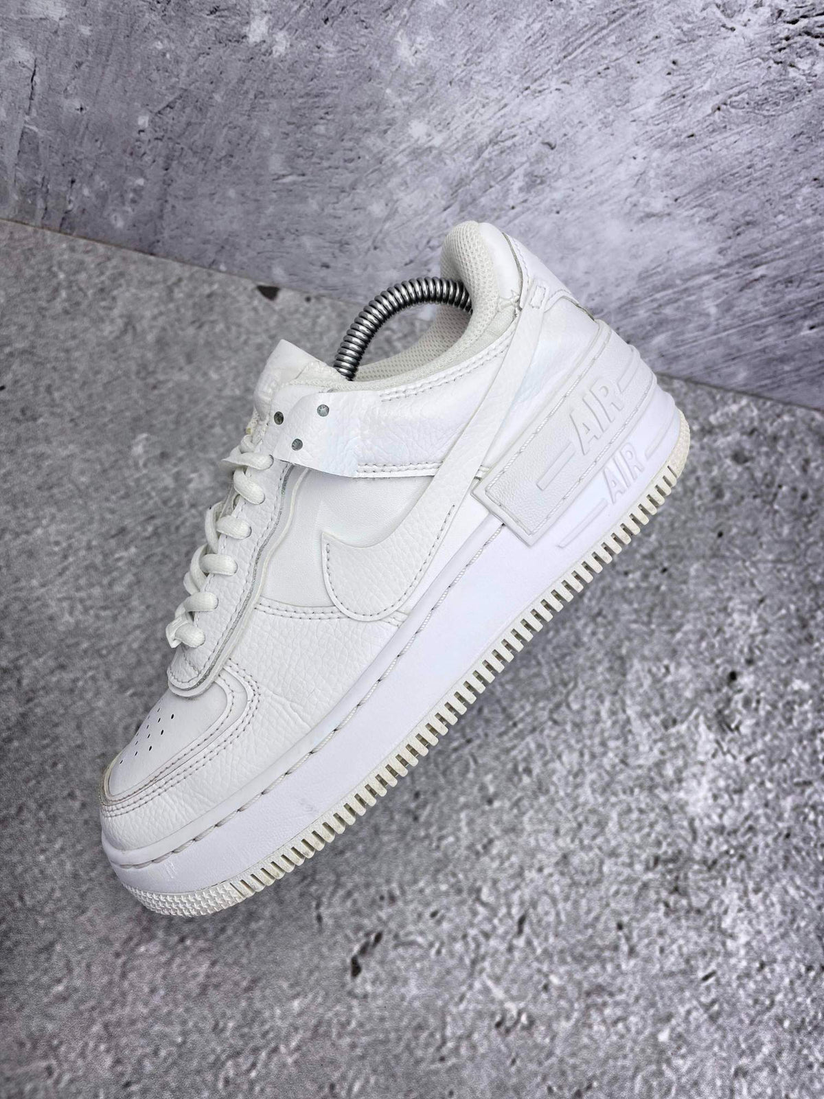 Nike Air Force 1 Shadow Triple White — buty sportowe damskie w bardzo dobrym stanie rozmiar 36.5, zewnętrzny panel lewego buta