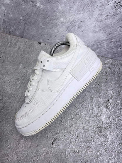 Nike Air Force 1 Shadow Triple White — buty sportowe damskie w bardzo dobrym stanie rozmiar 36.5, zewnętrzny panel lewego buta