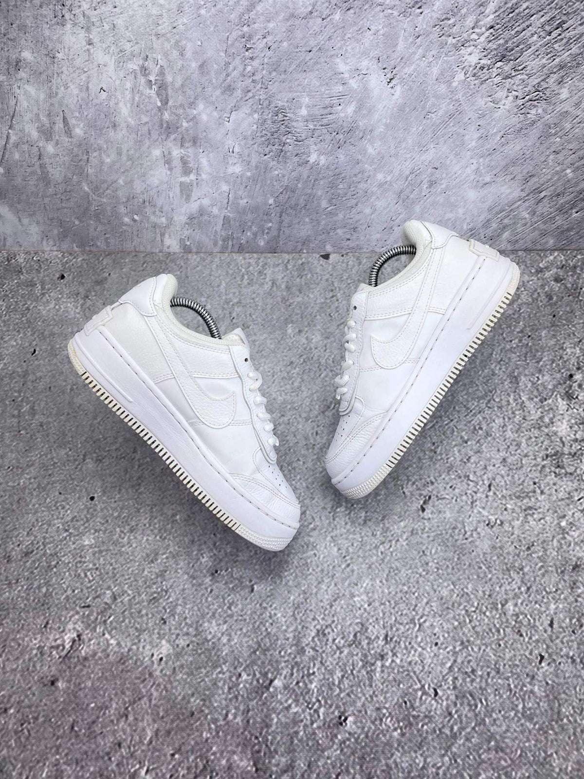 Nike Air Force 1 Shadow Triple White — buty sportowe damskie w bardzo dobrym stanie rozmiar 36.5, widok z góry na wewnętrzną stronę butów
