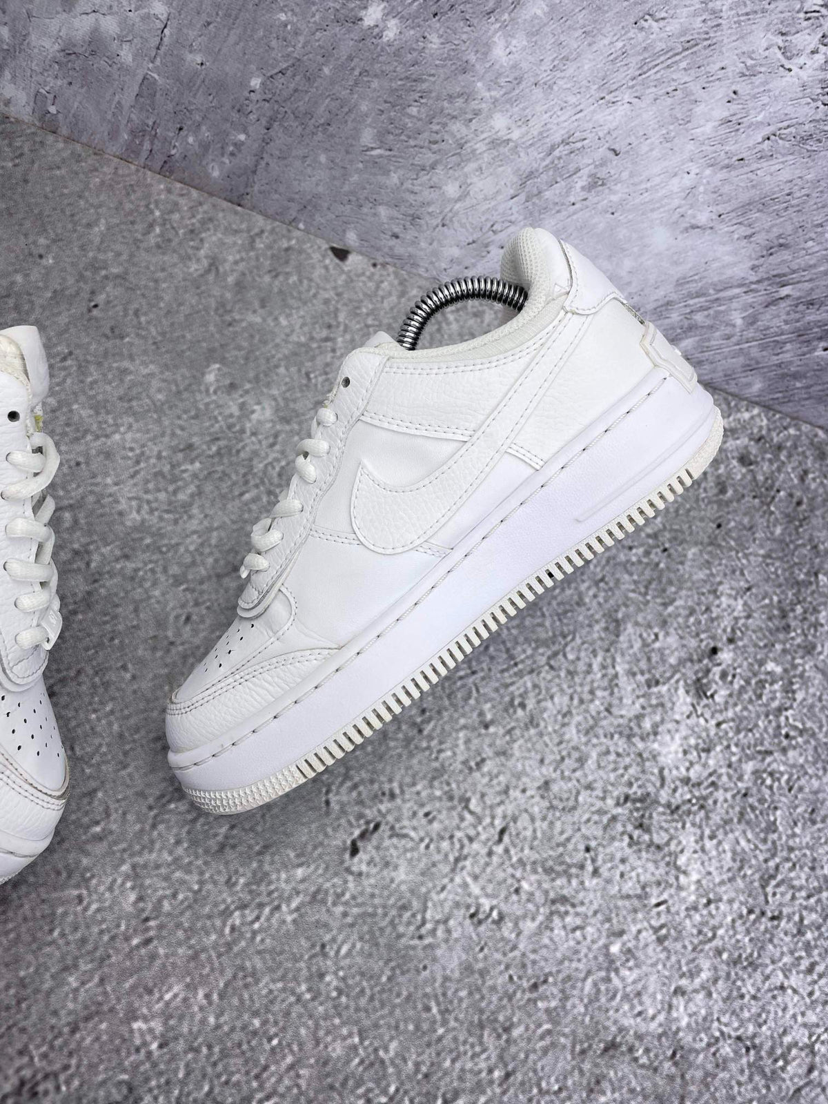Nike Air Force 1 Shadow Triple White — buty sportowe damskie w bardzo dobrym stanie rozmiar 36.5, wewnętrzny panel prawego buta