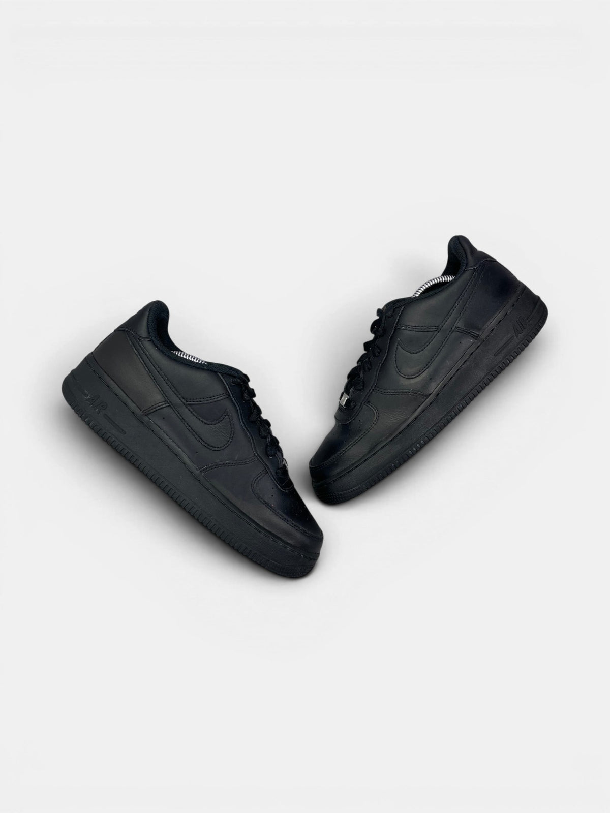 Nike Air Force 1 Low Triple Black — buty sportowe męskie w bardzo dobrym stanie rozmiar 40, widok z góry na zewnętrzną stronę butów