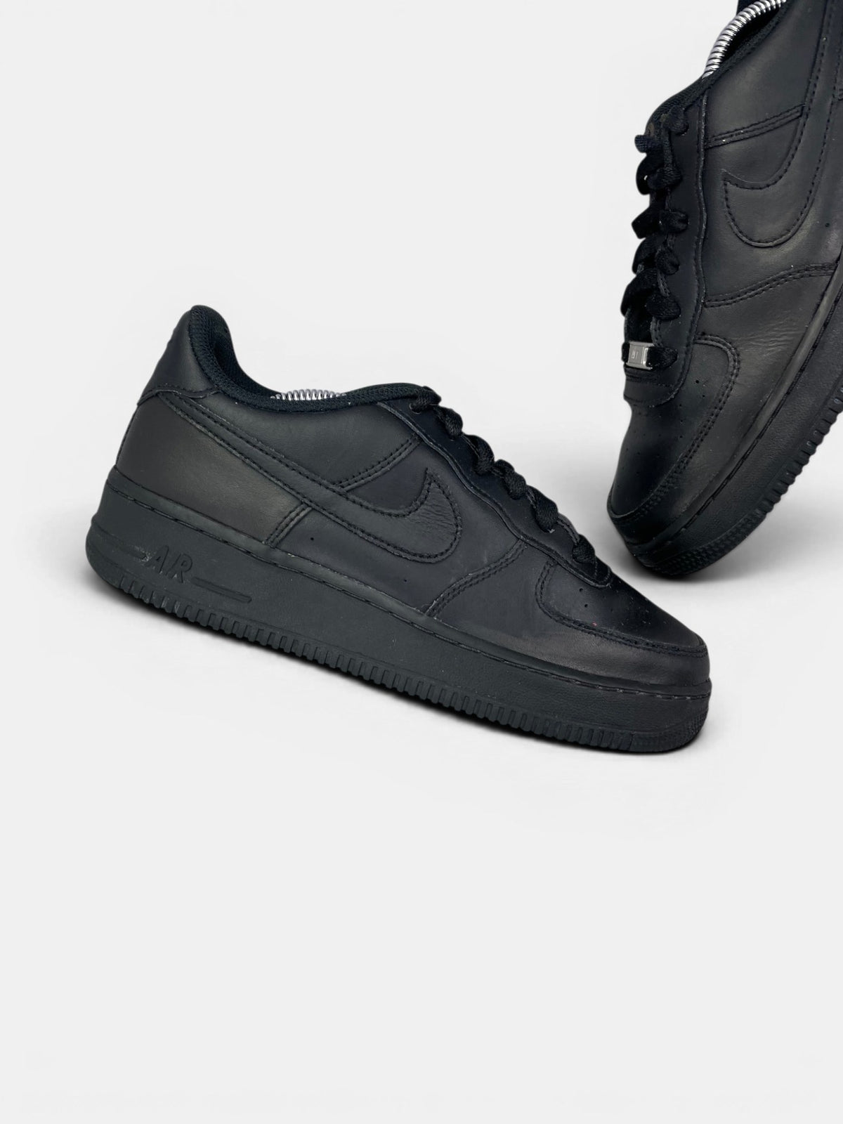 Nike Air Force 1 Low Triple Black — buty sportowe męskie w bardzo dobrym stanie rozmiar 40, zewnętrzny panel lewego buta
