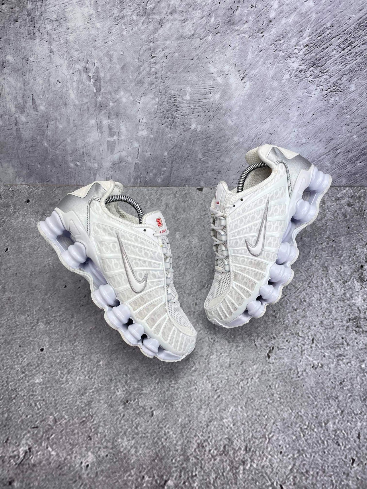 Nike Shox TL — buty sportowe damskie w bardzo dobrym stanie rozmiar 38.5, widok z góry na zewnętrzną stronę butów