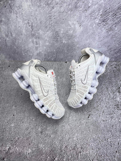 Nike Shox TL — buty sportowe damskie w bardzo dobrym stanie rozmiar 38.5, widok z góry na zewnętrzną stronę butów