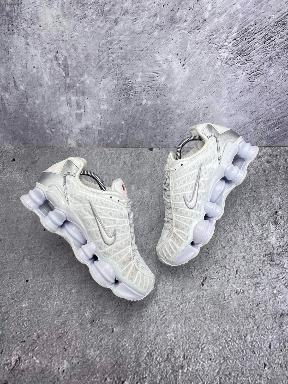 Nike Shox TL — buty sportowe damskie w bardzo dobrym stanie rozmiar 38.5, widok z góry na wewnętrzną stronę butów